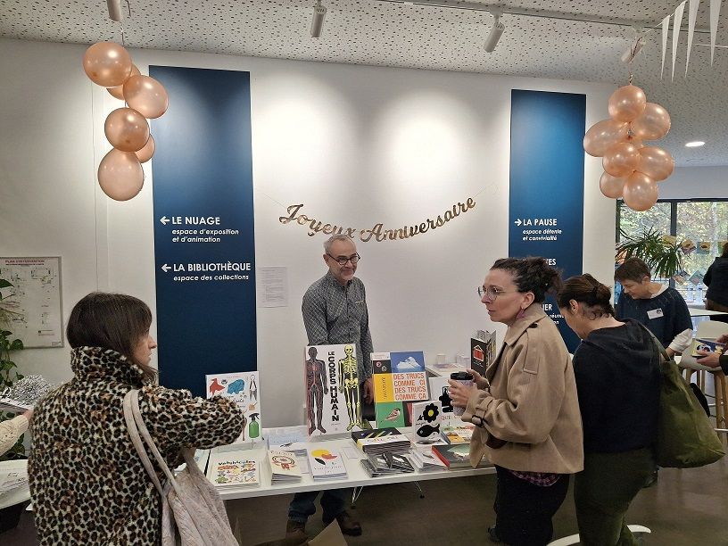 Nicolas Rivet, le libraire, derrière ses livres